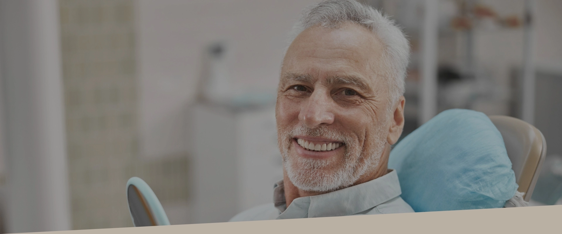 Uśmiechnięty starszy mężczyzna